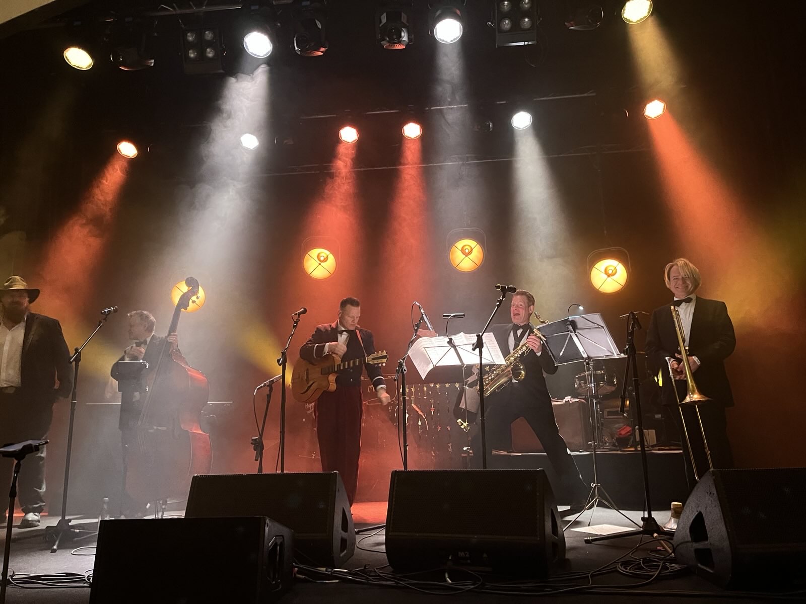 Swingband Berlin: Harald Hertel's Jam Swingers swingen Silvester 2025 im Felsenkeller Leipzig.